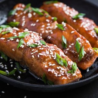 Стек от сьомга със сезонни зеленчуци и винен сос