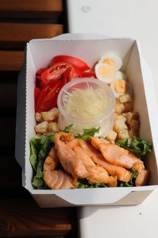 Салат "Цезарь" с лососем (350гр.)