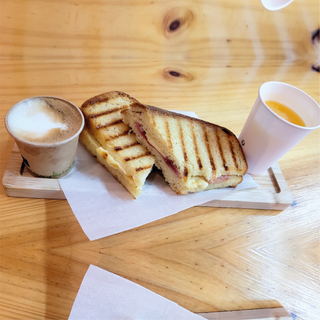 MENU BIKINI, Zumo de Naranja y Cafe.