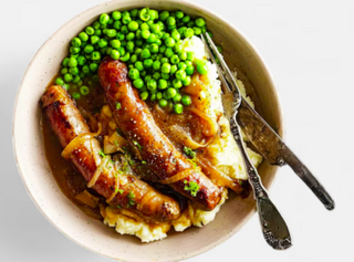 Cârnați afumați cu piure și mazăre