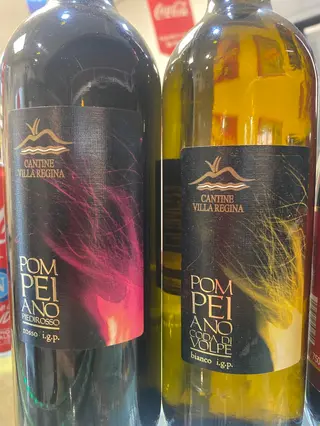 Vino pompeano rosso bottiglia