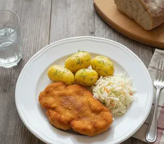 Schabowy z  ziemniakami ,surówka z białej kapusty