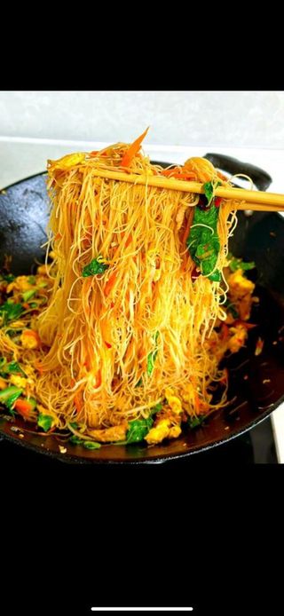 50 Fideos De Arroz Fritos con po l lo