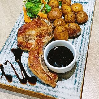 Cotlet de porc cu cartofi wedges și sos de vin roșu 550Gr