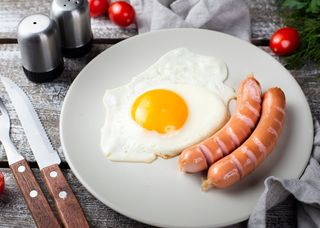 сосиски с яйцом