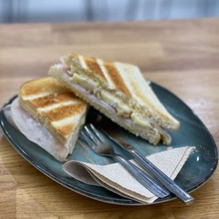 Sándwich De Pavo Con Queso Brie Y Nueces