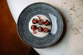 Рулетики з баклажанів з волоським горіхом у мигдальному соусі