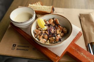 Мідії у вершковому соусі з грінкою