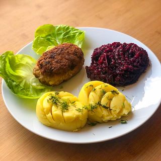 Kotlet mielony , ziemniaki purre, surówka