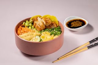 პოკე - გრილზე შემწვარი ქათმის სტეიკით