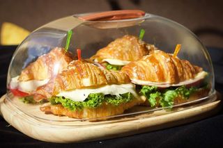 Сэндвич круассан с копченой говядиной