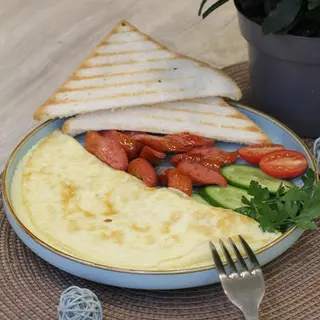 Омлет с охотничьими колбасками