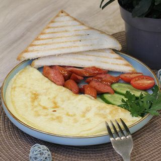 Омлет с охотничьими колбасками
