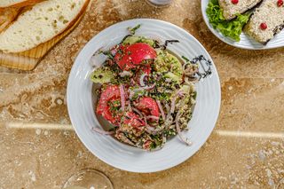 კიტრი-პომიდვრის სალათი ნიგვზით