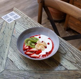 Bowl De Fruta Temporada Con Yogur Ecológico