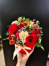 Boks sa 3 ruže, 2 tros ruže i miksom dekoracija