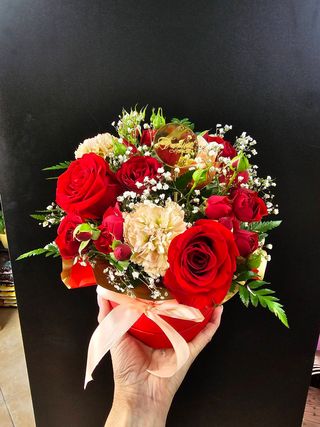 Boks sa 3 ruže, 2 tros ruže i miksom dekoracija