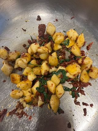 Kopytka ze szpinakiem, suszonymi pomidorami, czosnkiem i masłem