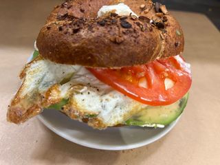 Бейгъл Сандвич Яйце и Авокадо (300 г)