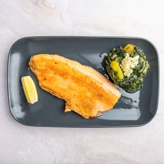 Dimljeni filet losos-pastrmke