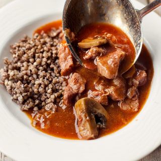 Gulasz wieprzowy z kluskami śląskimi I surówką