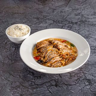 33. Krucha kaczka po mandaryńsku z warzywami i sosem