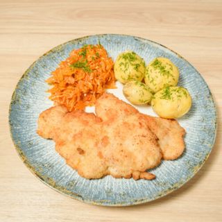 Kotlet schabowy z ziemniakami i duszoną kapustą