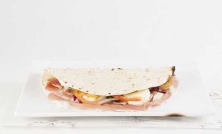 Piadina con prosciutto cotto e mozzarella