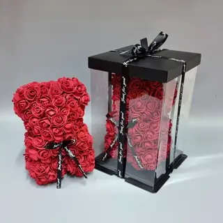 Ursulet din trandafiri artificiali rosii, in cutie cadou