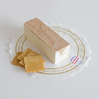 Helado de corte de chocolate, vainilla y leche merengada