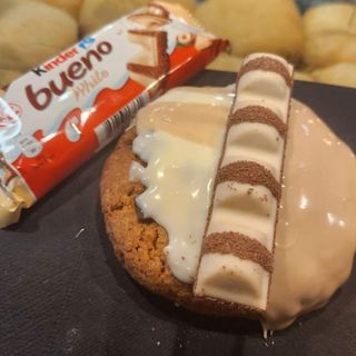 Crumble cookies Kinder Bueno White
