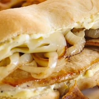 Sándwich De  Pollo A La Plancha Con Cebolla Caramelizada