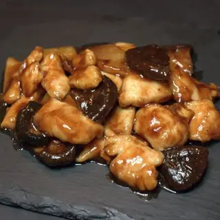 66. Pollo con bambú y setas chinas