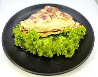 Omleta cu cabanos si bacon