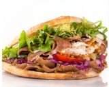 Doner kebab con patate e insalata