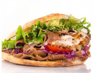 Doner kebab con patate e insalata