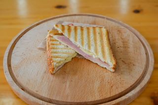 Toast cu sunca de porc si cascaval