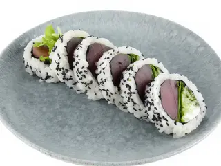Uramaki z tuńczykiem