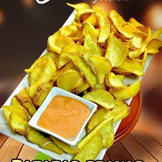 PATATAS BRAVAS CON BEBIDA