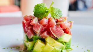 Tartare di tonno con frutta di stagione