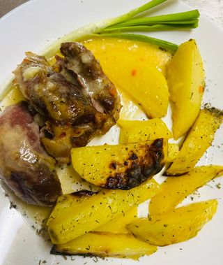 Свински джолан със задушени картофи и гъбен сос