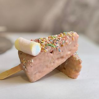 Парче торта на клечка - карамел и маршмелоу