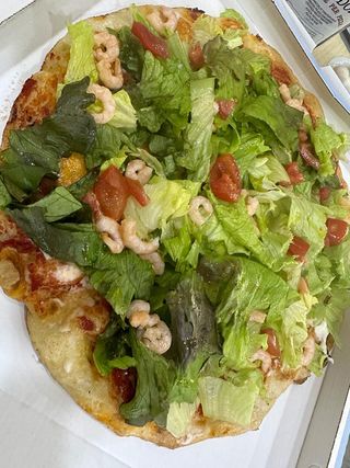 Pizza insalata e gamberetti