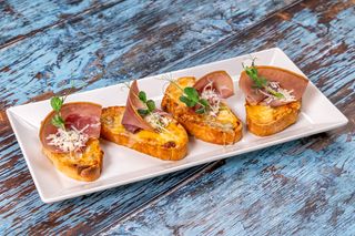 Bruschete quatro formaggi și  prosciutto