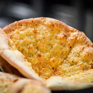 Foccacia cu usturoi si parmezan