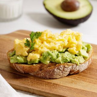 Tostada De Avocado Con huevo revuelto y semillas
