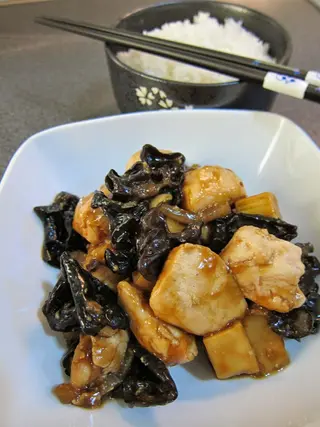 Pollo Salteado Con Hongos Negros