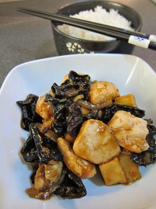 Pollo Salteado Con Hongos Negros