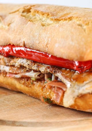 Bocadillo De Jamón Asado con Salsa Especial y Queso