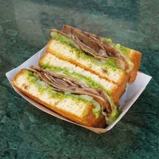 Bikini de pastrami de lengua